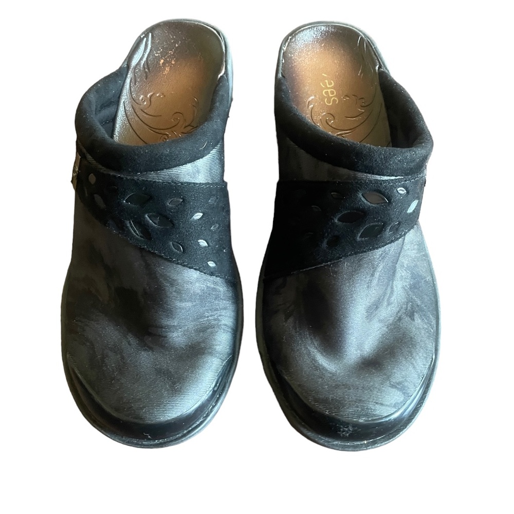 Bzees  7 Black Clogs Slip On‎